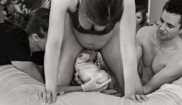 Photo of जन्म देती हुई माँ की ये 16 तस्वीरें देख कर आप कहेंगे, ऐ ज़िन्दगी गले लगा ले