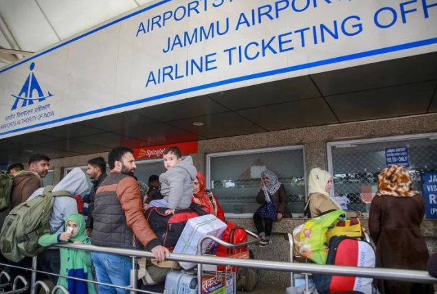 Photo of जम्मू एयरपोर्ट पर मिली संदिग्ध वस्तु मिलने से फैली सनसनी, जांच में जुटा बम निरोधक दस्ता