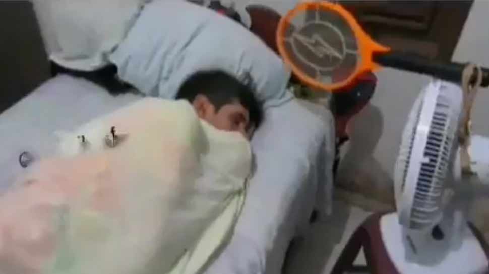 Photo of वीडियो: इस युवक ने मच्छरों से बचने के लिए किया ऐसा जुगाड़, वीडियो देखकर दंग रह जाएगे आप…