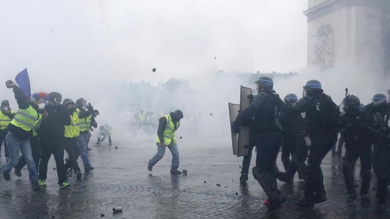 पेरिस: हिंसक हुआ येलो वेस्ट प्रदर्शन, जमकर हुआ हंगामा और आगजनी
