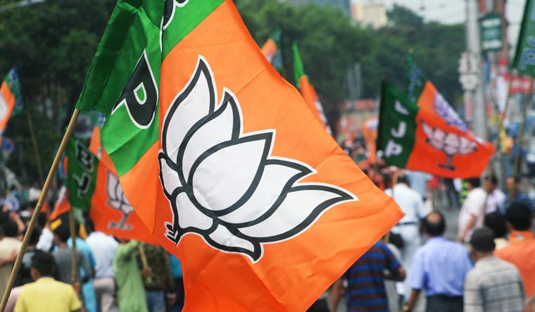 पश्चिम बंगाल में सेलिब्रिटी उम्मीदवारों को चुनाव मैदान में उतारने के मुद्दे पर भाजपा में असमंजस