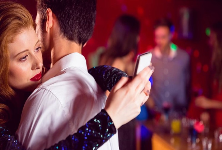 Photo of अपने पार्टनर से कभी नहीं छिपाएं उनकी गलत आदतें, बता देने से रिश्ता होगा मजबूत और बढ़ेगा प्यार