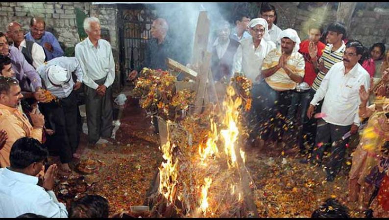 Photo of होली: इस साल मात्र दस मिनट तक ही है होली पूजा और होलिका दहन का शुभ मुहूर्त