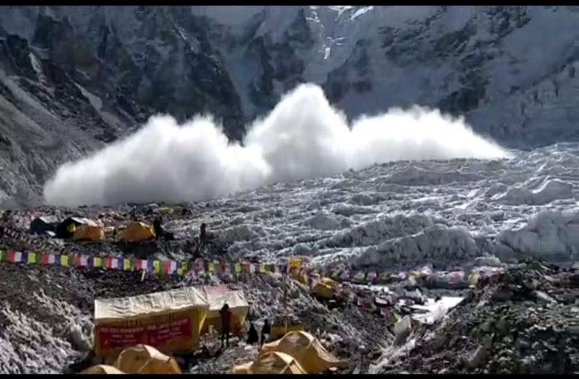 Photo of नेपाल में भारी हिमस्खलन, एक टूरिस्ट गाइड की मौत कई लापता