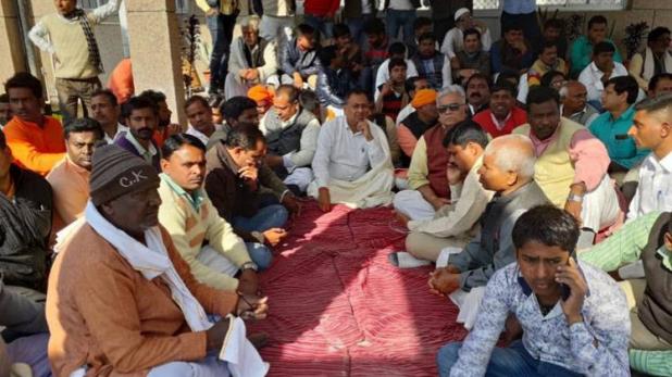 Photo of UP: जूता कांड के बाद विधायको ने दिया धरना, कड़ी सुरक्षा में निकाले गए सांसद