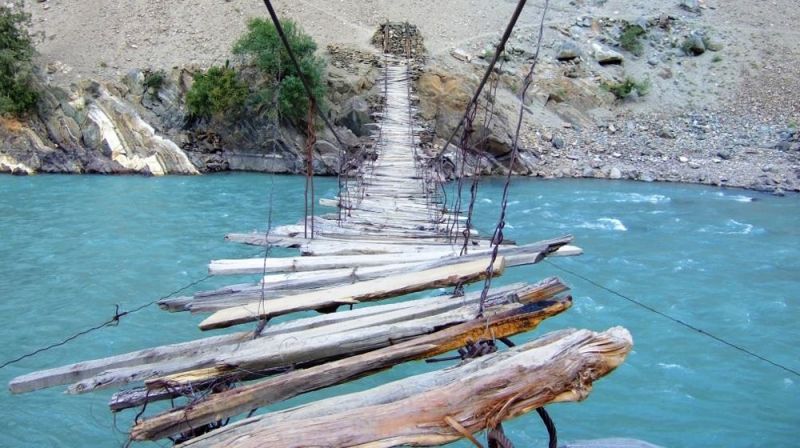 दुनिया का सबसे खतरनाक ब्रिज मौजूद है पाकिस्तान में...