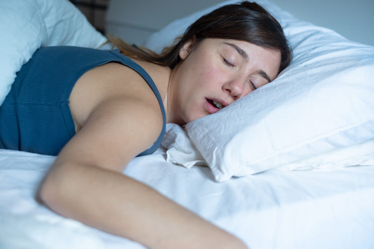 अगर सोते समय आपके मुंह से आती है लार, तो हो सकती है यह बीमारी