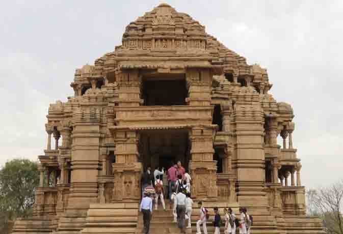 Photo of ये हैं 1100 साल पुराना सास-बहू का मंदिर, निर्माण की कहानी जानकर हो जाएंगे हैरान