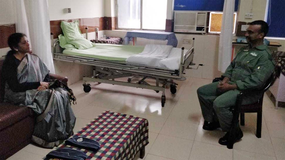 Photo of अभिनंदन से मिलीं रक्षा मंत्री निर्मला सीतारमन, हुई ये खास बात