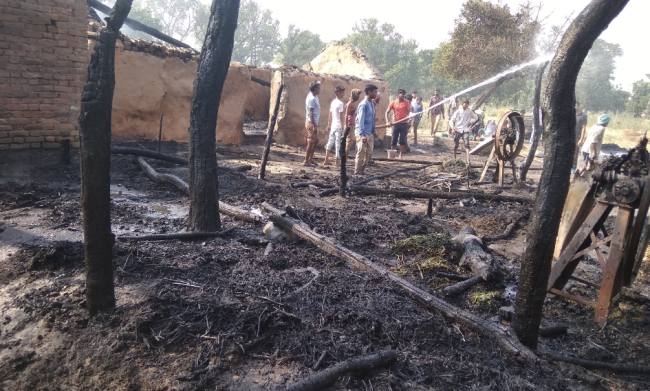 Photo of आग में अज्ञात कारणों से आग से 10 घर जले…