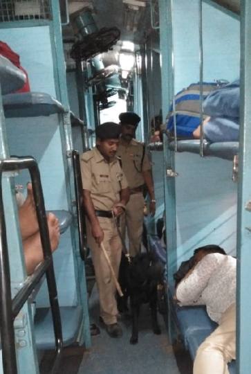 Photo of गोंडा यात्रियों की सुरक्षा के मद्देनजर रेलवे सुरक्षा बल ने ट्रेनों में बढ़ा दी चेकिग…