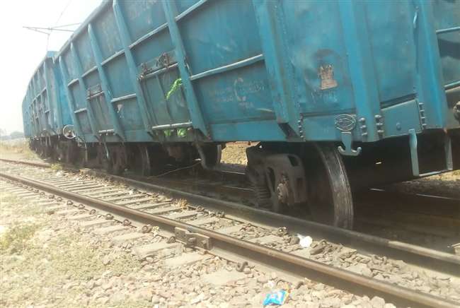 Photo of लखनऊ-कानपुर रेल रूट पर मगरवारा के पास इमरजेंसी ब्रेक लगाकर मालगाड़ी को दिया रोक