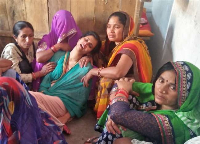 Photo of मंगलवार की आधी रात घर आए बहुआ ब्लाक प्रमुख का भतीजा कमरे में जाते ही हत्या, चीख पड़ा मासूम बेटा