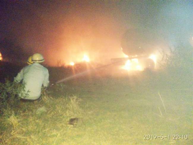 Photo of एचटी लाइन का तार छूने से बोलेरो लदे कंटेनर में लगी भीषण आग, करंट उतरने से चालक झुलस गया