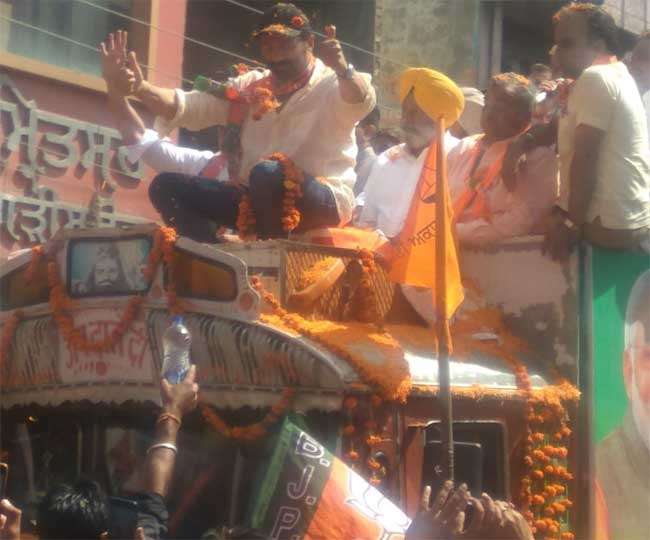 Photo of भाजपा प्रत्‍याशी सनी देओल का ‘गदर’ अवतार दिखा रोड शो में, ट्रक की छत पर सवार होकर लाेगों से हुए रूबरू