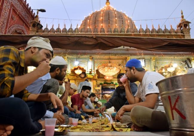 Photo of पैर से लेकर सिर तक ढके, लेकिन श्रद्धा का भाव किसी में भी कम नहीं