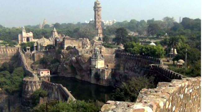 Photo of विजय के स्मारक के रूप, साढ़े छह सौ साल पुराने विजय स्तम्भ में पड़ने लगी दरारें, मरम्मत में देरी पड़ सकती है भारी