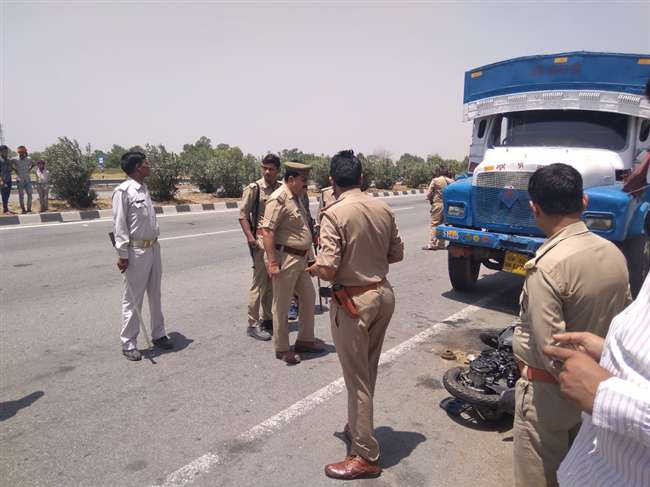 Photo of मुरादगंज क्षेत्र में हाईवे पर ट्रेलर की टक्कर से दौड़े टैंकर ने मजूदर और जनसेवा संचालिका को कुचला