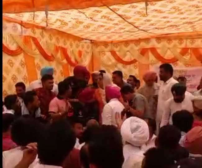 Photo of चुनावी जनसभा में सवाल पूछने पर बिफरी भट्ठल, बुरी तरह भड़क पड़ी और युवक पर जड़ दिया तमाचा