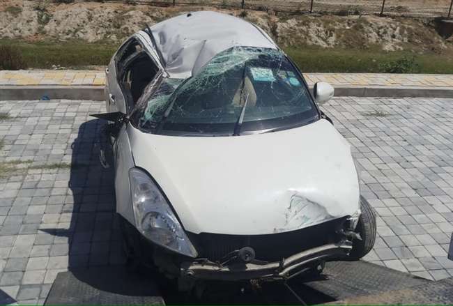 Photo of एक्सप्रेस-वे पर अनियंत्रित हुई कार डिवाइडर से टकराकर रेलिंग तोड़ते हुए दूसरी लेन पर जा गिरी कार, चार डॉक्टर घायल