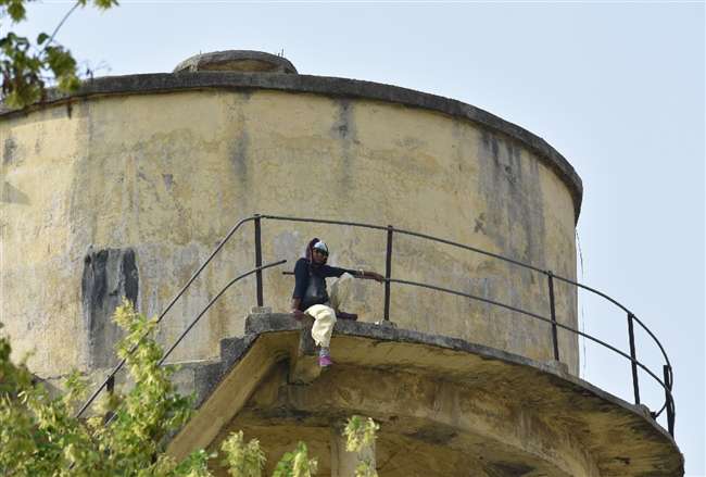 Photo of फिल्म शोले में कलाकार वीरु की तरह महिला पानी की टंकी पर चढ़ गई, और रख दी ऐसी डिमांड