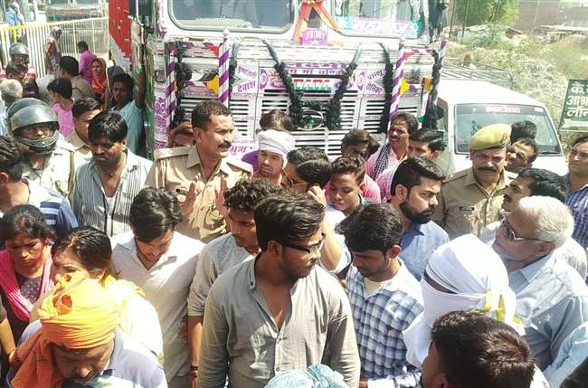 Photo of बिधनू में बेटे के साथ बाइक पर जा रही मां की दर्दनाक हादसे में हुई मौत