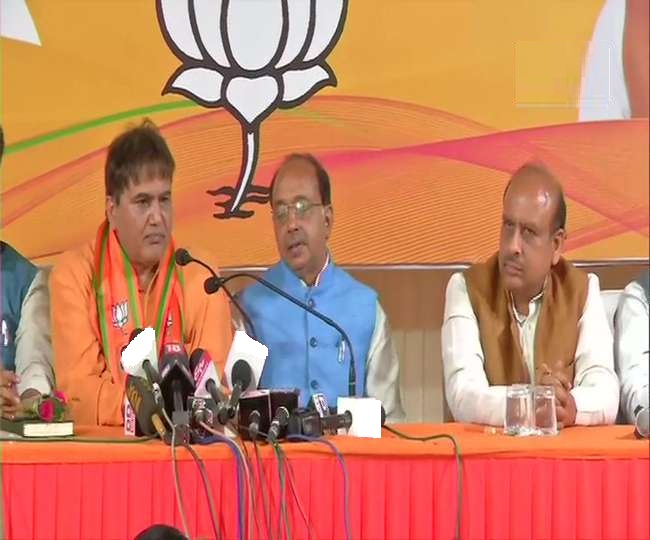 Photo of BJP ने दिल्ली में AAP को दिया एक और झटका, विधायक देवेंद्र सहरावत भाजपा में शामिल
