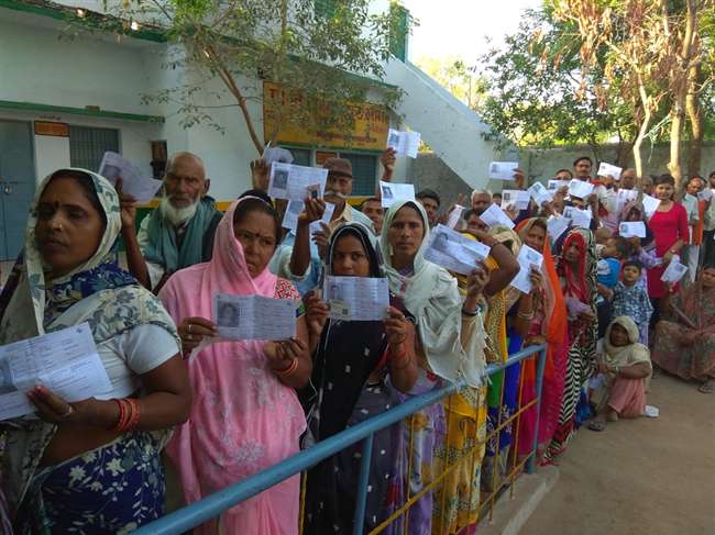 Photo of Loksabha Election Banda Live : सूरज की तपिश संग मतदान, दोपहर एक बजे तक 44.31 प्रतिशत वोटिंग