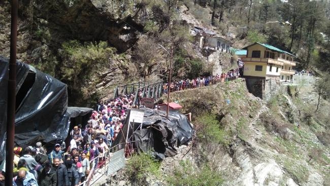 Photo of उत्तरकाशी में चारधाम यात्रा के पहले दिन ही यमुनोत्री धाम में यात्रा व्यवस्थाएं बद