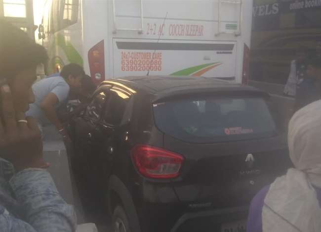 Photo of उन्नाव में एक्सप्रेस-वे पर खड़ी बस से कार टकराने से, चार लोग हो गए जख्मी