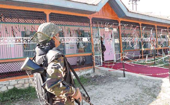 Photo of लोकसभा चुनाव 2019: सियासी दलों की नाकामी की कहानी सुना रहे थे, कश्मीर में सूने बूथ