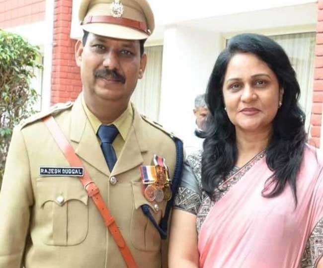 Photo of सिरसा में भाजपा प्रत्याशी सुनीता दुग्गल के HCS भाई के बाद अब हुआ IPS पति का तबादला