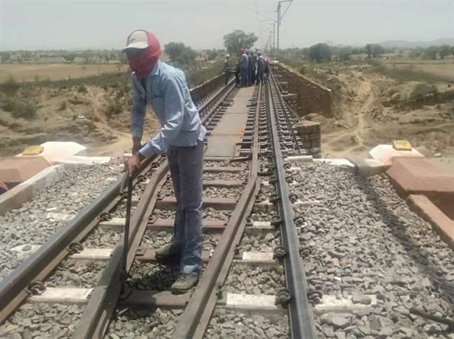 Photo of बेलाताल स्टेशन के पास पटरियां ढीली होने से बची बुंदेलखंड एक्सप्रेस, रोकी गई तुलसी एक्सप्रेस