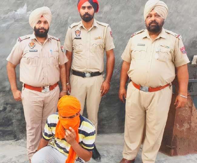 Photo of पुलिस ने भारतीय सुरक्षा से जुड़ी महत्वपूर्ण जानकारियों को पाक भेजने के आरोप में एक सेना के जवान को किया गिरफ्तार