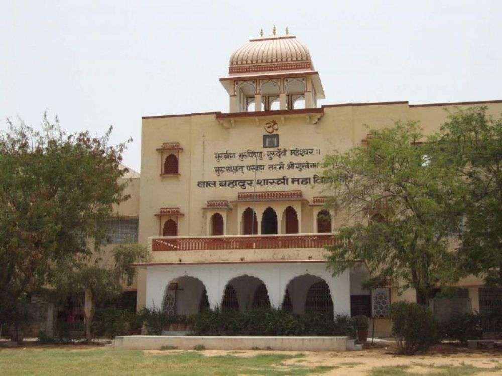 Photo of मुख्य नियंता सौंपी गई प्रशस्ति पत्र