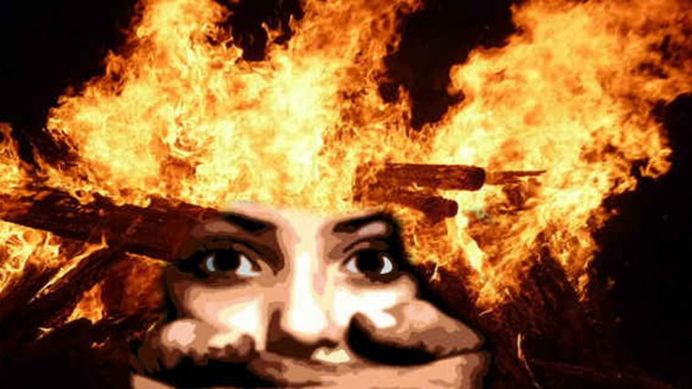 Photo of महिला ने खुद पर केरोसीन डालकर लगा ली आग और जब पति बचाने आया तो….