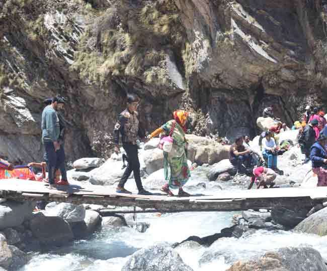 Photo of Chardham Yatra:  कच्ची पुलिया के सहारे श्रद्धालु को करनी पड़ रही है यमुनोत्री की यात्रा
