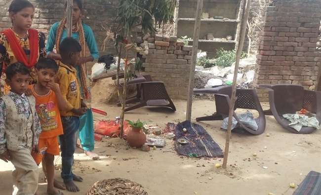 Photo of बेटी की विदाई के बाद आराम कर रहे थे परिजन, तभी सात बाइकों से आए हमलावरों ने मारपीट के साथ ही घर में तोडफ़ोड़ शुरू कर दी