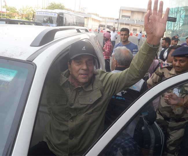 Photo of गुरदासपुर पहुंचे Dharmendra ने कहा- पहले पता होता बेटे Sunny Deol को जाखड़ के खिलाफ लड़ना है तो मना कर देतेे