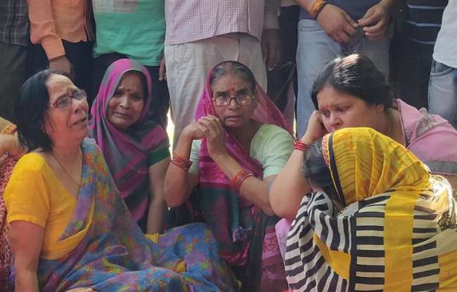 Photo of कन्नौज में कपड़ा व्यापारी का शव पेड़ पर लटका मिलने से फैल गई सनसनी