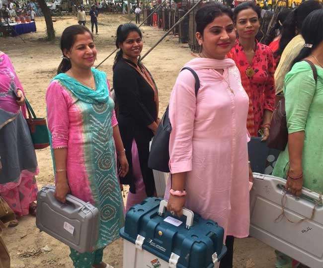 Photo of Loksabha Election 2019: केे मतदान के लिए तैयारियां मुकम्मल हो गई कल, पोलिंग पार्टियां होनेे लगी रवाना