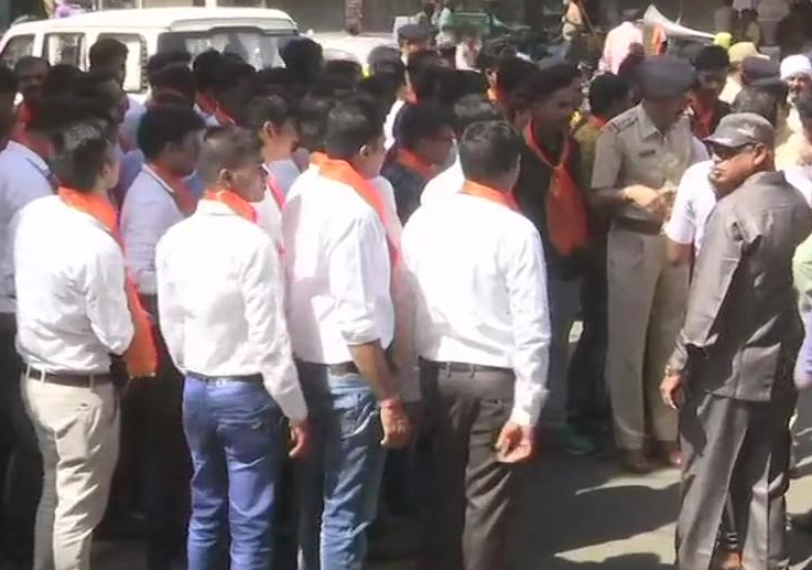 Photo of दिग्विजय सिंह के समर्थन में कंप्यूटर बाबा कर रहे है रोड शो , शामिल है महिला पुलिसकर्मी भी