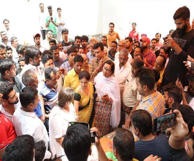 Photo of Lok Sabha Election 2019: फरीदाबाद में दोपहर 1:00 बजे तक 28.73 फीसद मतदान, 3 बूथों पर कांग्रेस-भाजपा कार्यकर्ता भिड़े