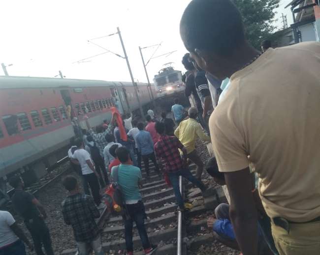 Photo of इटावा के पास बलरई स्टेशन पर पांच घंटे कैफियत, गुस्साए यात्रियों ने रोकी राजधानी और मगध एक्सप्रेस