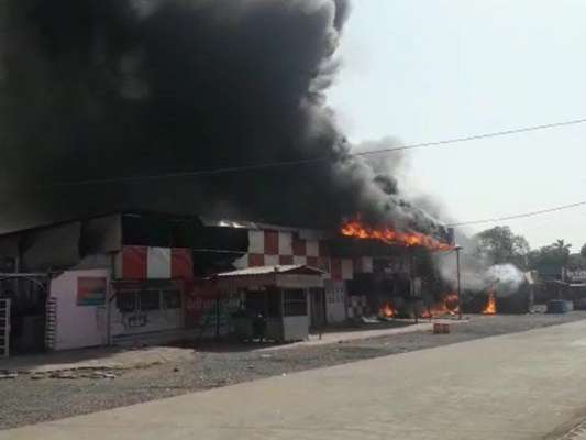 Photo of एक गांव में कपड़ों के गोदाम में आग लगने से पांच मजदूरों की मौके पर ही मौत