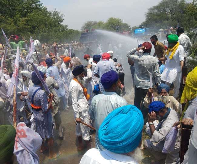 Photo of प्रदर्शन कर रहे किसानों को आगे बढ़ने से रोकनेे के लिए पुलिस ने पानी की छोड़ दी बौछार, कई जख्मी