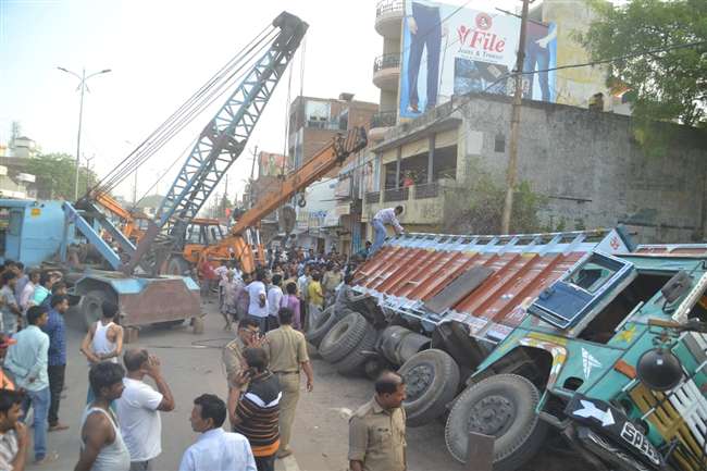 Photo of हमीरपुर रोड पर हादसा: चावल लदा ट्रक ऊपर पलटने से तख्त पर सो रहे पिता व दो बेटों की दर्दनाक मौत