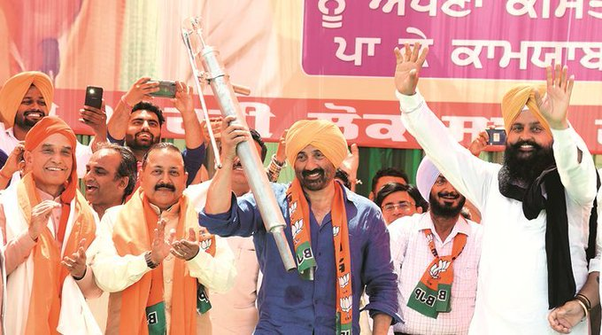 Photo of लोकसभा चुनाव: सनी देओल के समर्थकों ने उन्हें हैंडपंप किया गिफ्ट
