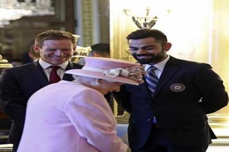 Photo of वर्ल्ड कप- महारानी एलिजाबेथ से मिले सभी कप्तान,विराट ने मांगा इंग्लैण्ड के दर्शकों से प्यार