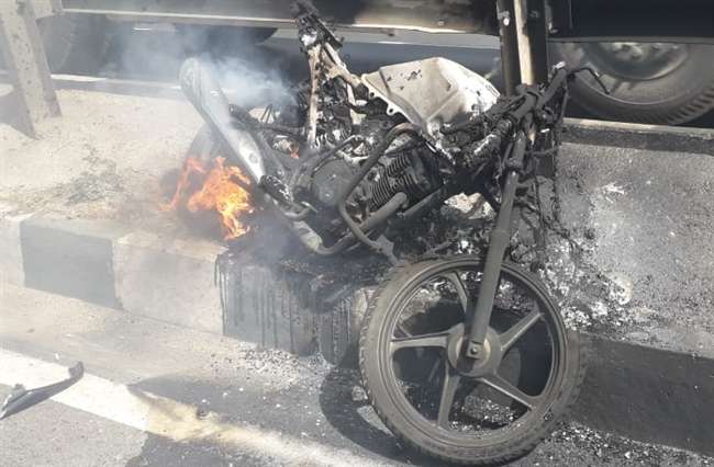 Photo of हाईवे पर तेज रफ्तार कार की टक्कर लगने से बाइक में लग गई आग, कुछ देर थमा रहा यातायात